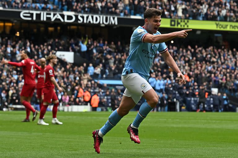 Julián Álvarez señala y busca a Jack Grealish, el compañero que le dio la asistencia para el primer gol de Manchester City