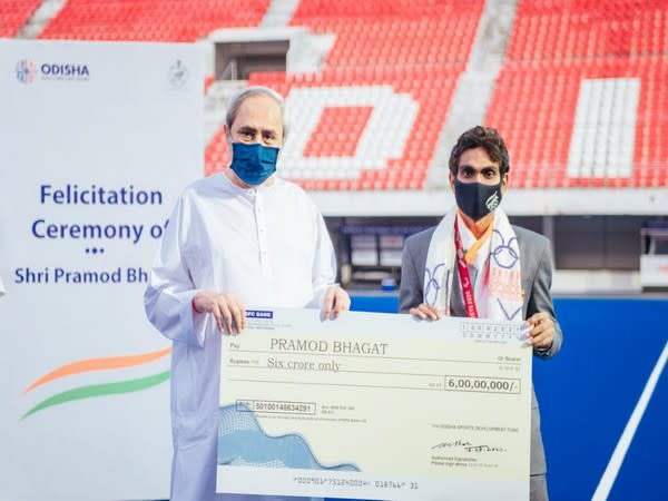 Naveen Patnaik felicitated para shuttler Pramod Bhagat (Photo/ANI)