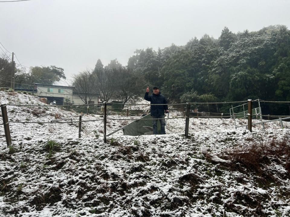 新北市三峽地區23日飄下瑞雪，銀白世界絕美。三峽警分局提供