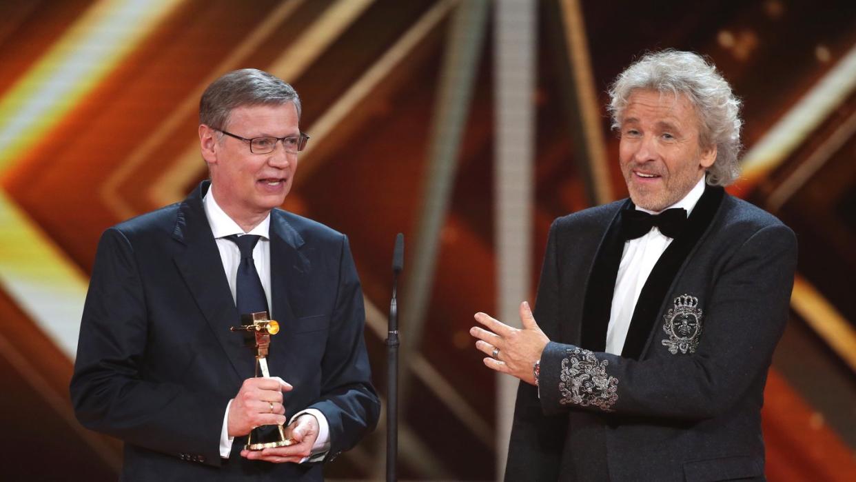 Günther Jauch (l) und Thomas Gottschalk kennen sich seit ewigen Zeiten. Foto: Christian Charisius/Archiv