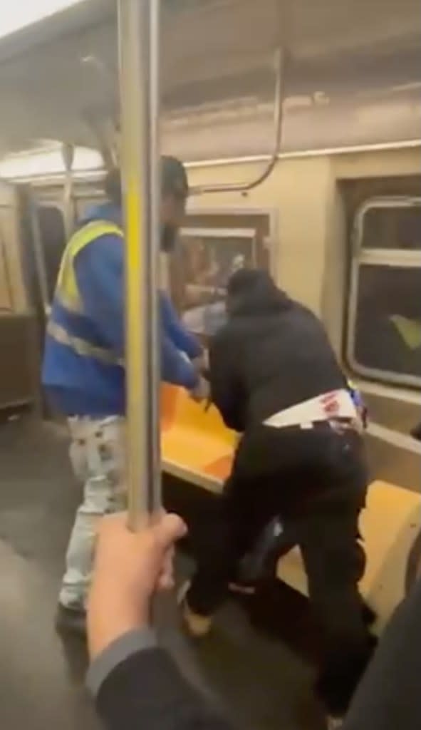 Video shows moments before Brooklyn subway shooting.