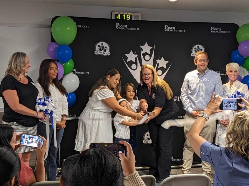 Megan Hockaday, Pasco’s PIXeL district administrator, right, and Esmeralda Vallencia and her two daughters cut the ribbon Aug. 24 to celebrate the opening of the school district’s new Digital Learning Center.