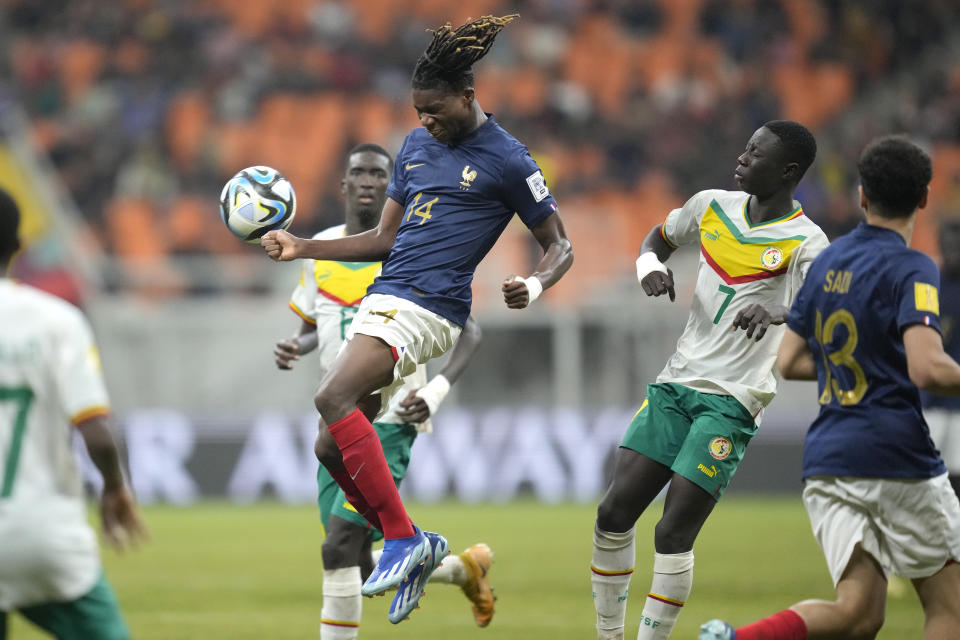 France' Fode Sylla, center, battles for the ball against Senegal's Yaya Dieme during their FIFA U-17 World Cup round of 16 soccer match at Jakarta International Stadium in Jakarta, Indonesia, Wednesday, Nov. 22, 2023. (AP Photo/Dita Alangkara)