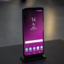 <p>Aunque ya se pueden reservar a través de la web oficial de Samsung, los móviles no llegarán a las tiendas hasta el 16 de marzo. (Foto: Instagram / @curved.de). </p>