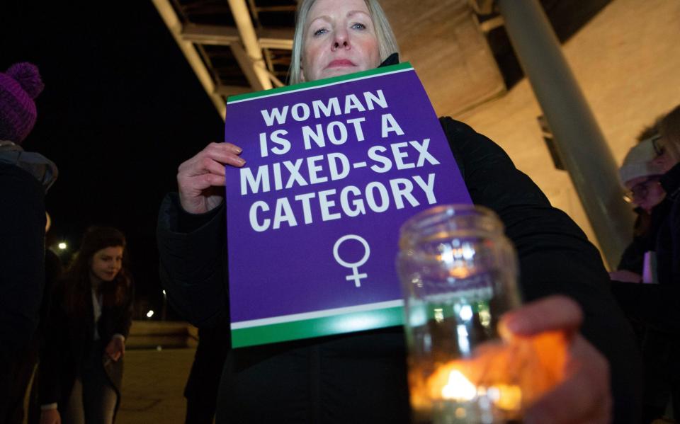 Η Marion Calder των For Women Scotland and Women Won't Wheesht κρατά μια αγρυπνία υπό το φως των κεριών και κάνει ομιλίες διαμαρτυρίας έξω από το κοινοβούλιο της Σκωτίας καθώς η συζήτηση για το νομοσχέδιο για τη μεταρρύθμιση για την αναγνώριση φύλου (Σκωτία) συνεχίζεται αργά το βράδυ