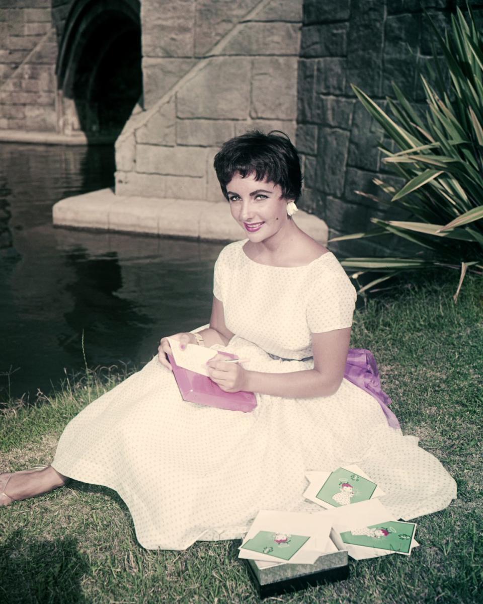 1954: Elizabeth Taylor writes Christmas cards