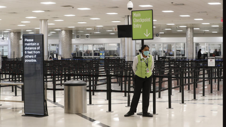 Los controles de seguridad en los aeropuertos aumentarán.  (AP Photo/John Bazemore)