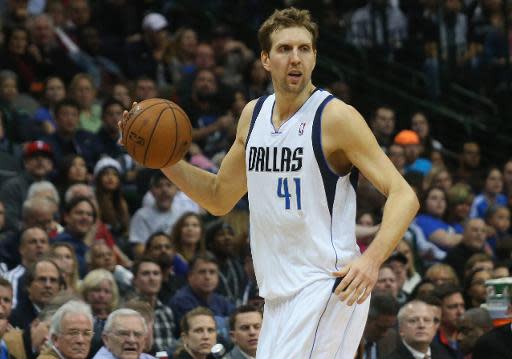 Dirk Nowitzki #41, de los Dallas Mavericks domina el balón en partido de la NBA ante los San Antonio Spurs, en el estadio American Airlines Center, el 26 de diciembre de 2013, en Dallas. (GETTY IMAGES NORTH AMERICA/AFP | Ronald Martinez)