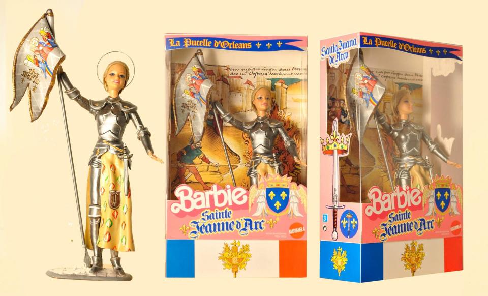 Ob es so etwas schon mal gab? Eine Barbie in Rüstung: Auch Jeanne d'Arc wird als Heilige verehrt. Die französische Nationalheldin wurde im Alter von 19 Jahren als Märtyrerin verbrannt. Sie ist eine von insgesamt 33 Figuren aus dem religiösen Barbie-Universum von Pool & Marianela, die sich auch in östlichen ...