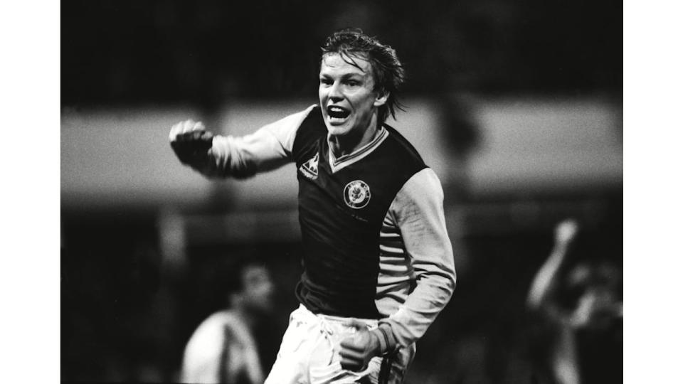 Black-and-white photo of Gary Shaw playing football