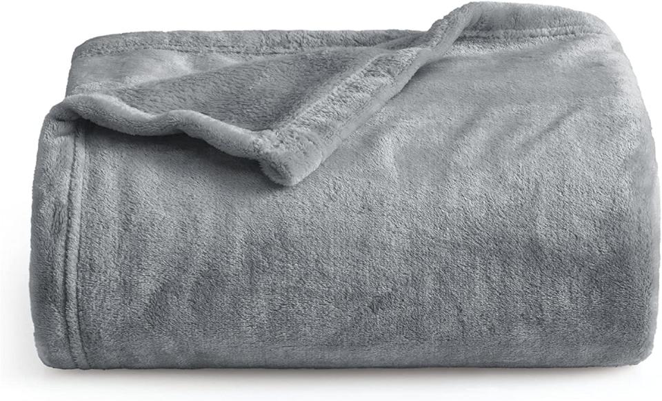 Bedsure Fleece Blanket Twin Light Grey. Image via Amazon.