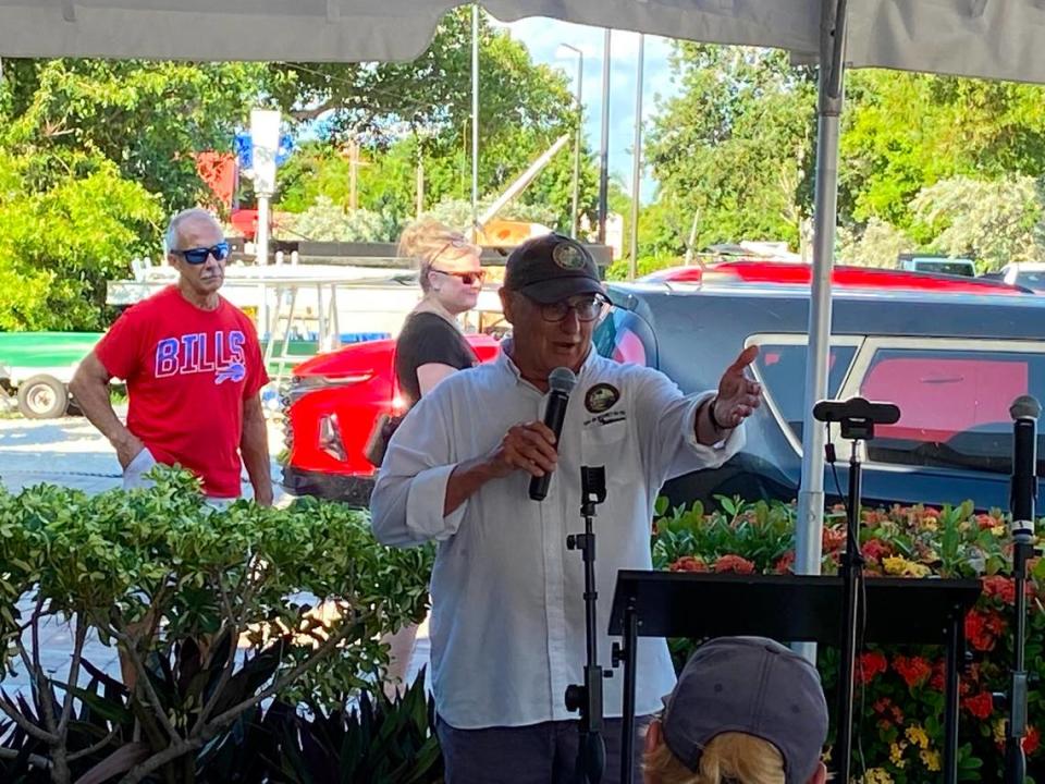 Jim Mooney, representante estatal del Distrito 120, habla durante una manifestación contra una propuesta para consolidar los circuitos judiciales de la Florida, el domingo 8 de octubre de 2023.