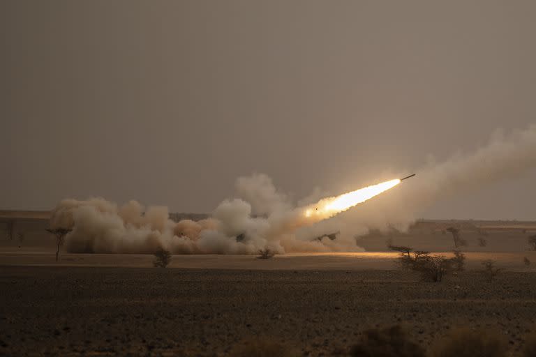 Un cohete HIMARS es lanzado durante unas maniobras militares en Grier Labouihi, sur de Marruecos, el 9 de junio de 2021. Estados Unidos anunció el 4 de octubre de 2022 planes para proveer 625 millones de dólares en ayuda militar adicional a Ucrania, un paquete que incluye sistemas avanzados de cohetes HIMARS que muchos dicen están ayudando al país a ganar terreno en su guerra con Rusia. (AP Foto/Mosa'ab Elshamy)