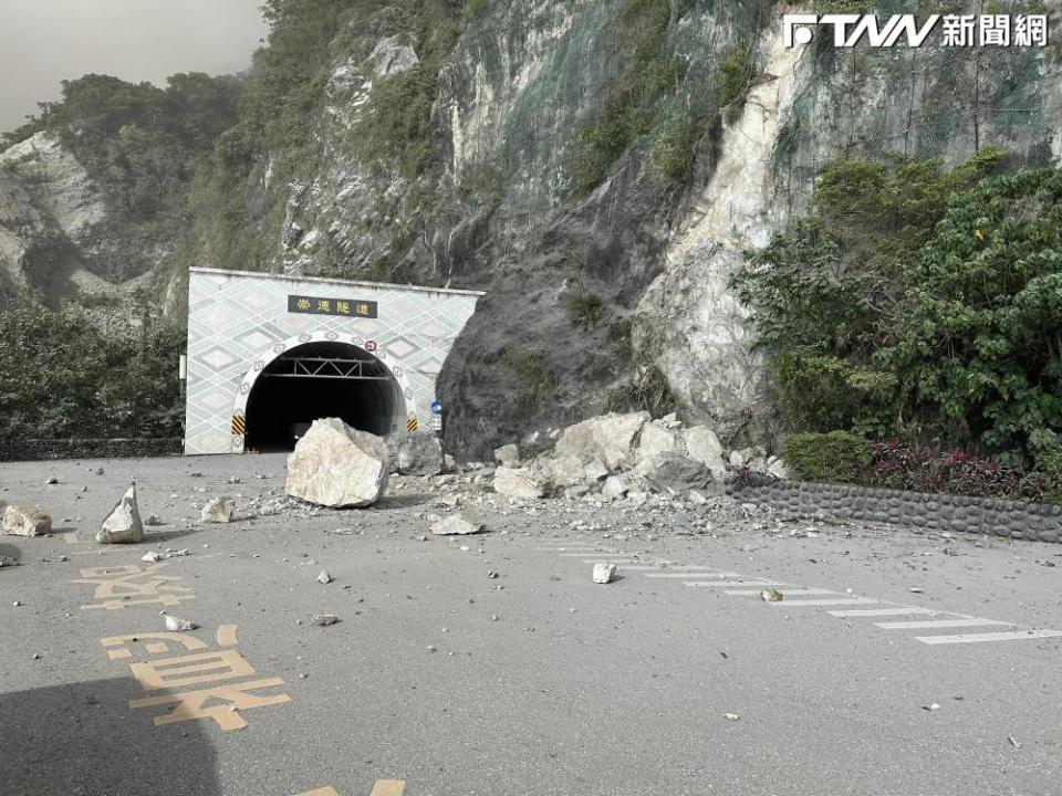 蘇花公路發生巨石滾落。（圖／蘇花公路提供路況資訊的朋友 臉書社團）