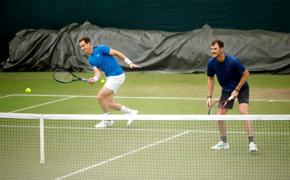 The Brothers Murray practicing on Wednesday (Getty Images)