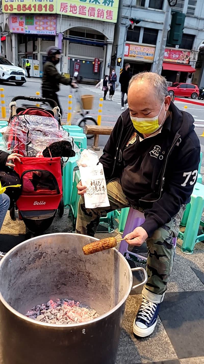 即便低溫，林記燒番麥還是有許多顧客，老闆怕大家會冷，準備了暖爐讓大家可以烤手取暖。（圖／翻攝自林記燒番麥臉書）