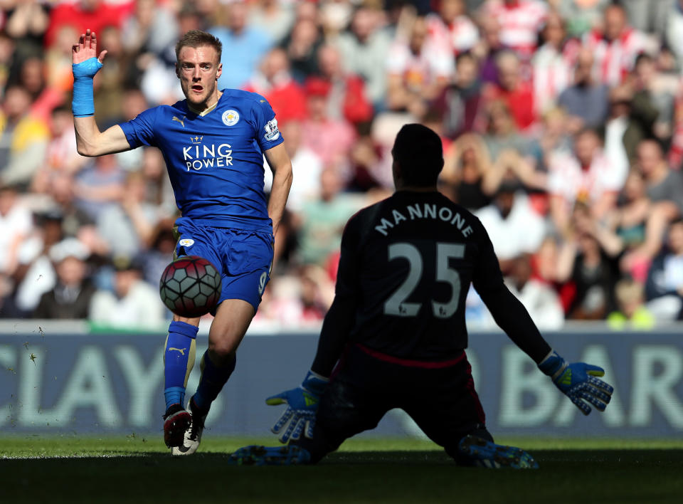 Jamie Vardy supera la salida de Vito Mannone y anota en un partido entre Leicester City y Sunderland el 10 de abril del 2016 en Sunderland. Vardy es una de las principales razones por las que Leicester parece encaminado a la conquista de su primer campeonato en la Liga Premier. (AP Photo/Scott Heppell)