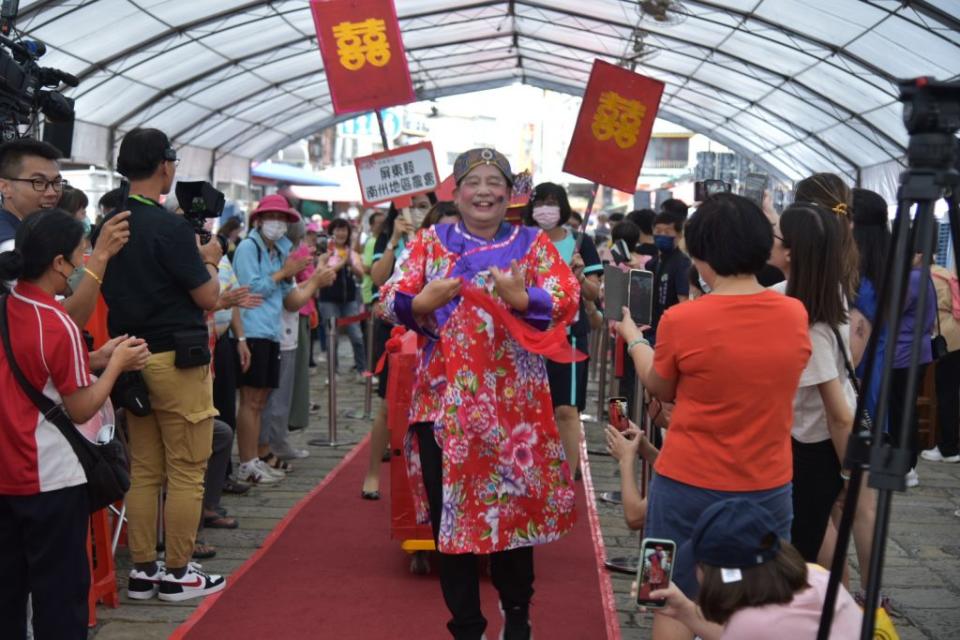 北埔中元藝民祭，各認養單位創意裝扮進場。（記者彭新茹攝）