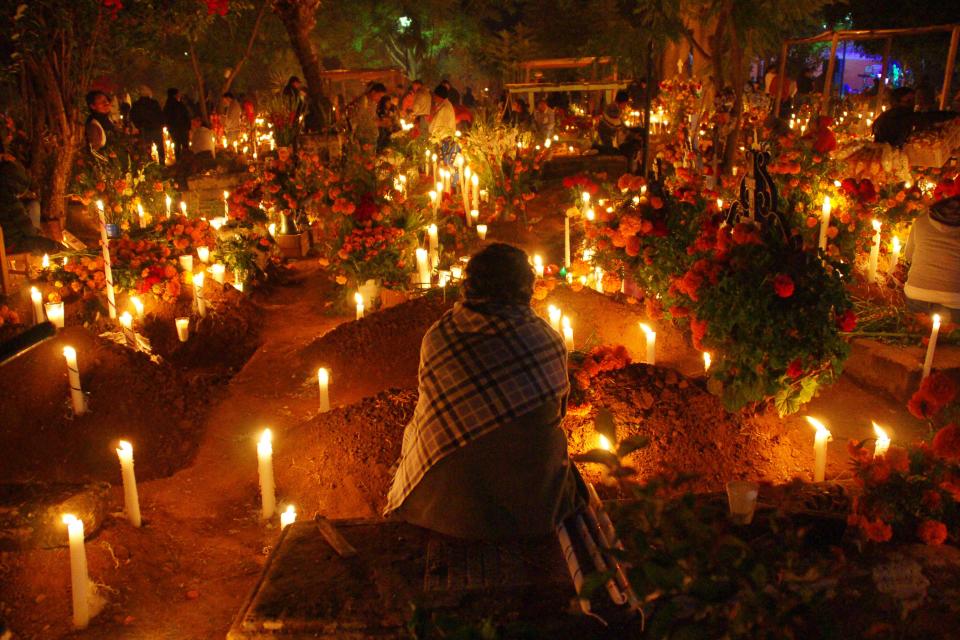 FOTOS | La tradicional velada en panteones de Oaxaca