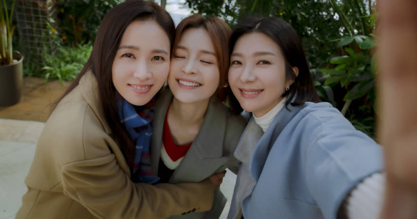 孫藝珍（左起）、田美都、金芝賢在《三十九》中飾演好友。（圖／Netflix提供）