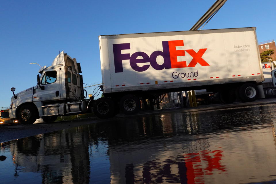 Nákladné auto FedEx opúšťa zariadenie v Brooklyne, New York City, USA, 9. mája 2022. REUTERS/Andrew Kelly