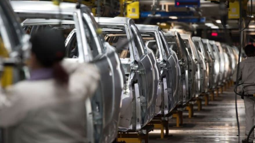 Las automotrices vienen activando paradas de planta para compensar la falta de insumos.