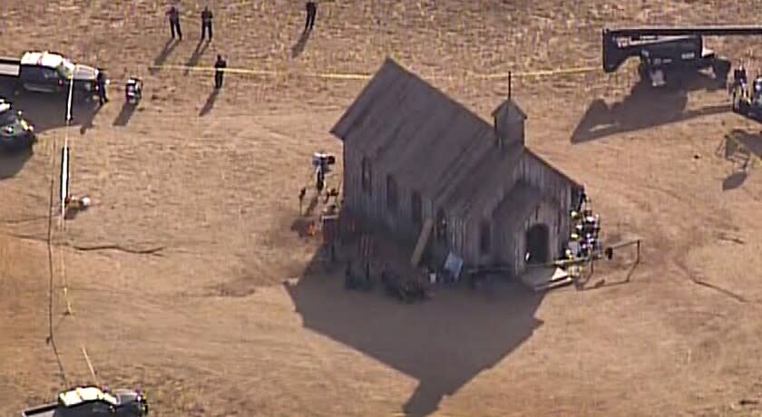 Esta imagen aérea, cortesía de KOAT 7 News, muestra a agentes del Departamento de Policía del condado Santa Fe que acudieron al lugar tras una muerte por disparo de arma de fuego, el jueves 21 de octubre de 2021, en un set de filmación de Bonanza Creek, cerca de Santa Fe, Nuevo México. (KOAT 7 News vía AP)