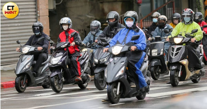 自今年6月5日起，機車筆試將新增危險感知影片考題。（示意圖／黃耀徵攝）