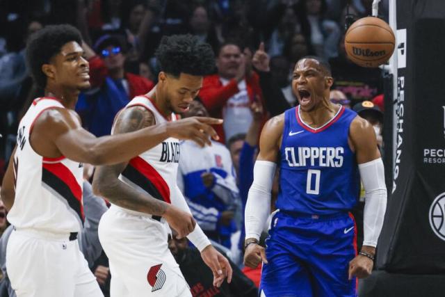 LOS ANGELES, CA - NOVEMBER 07: Los Angeles Clippers Forward Kawhi Leonard  (2) shoots a jump shot during a NBA game between the Portland Trailblazers  and the Los Angeles Clippers on November