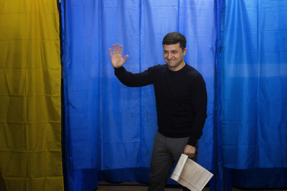 Ukrainian comedian and presidential candidate Volodymyr Zelenskiy waves to the media before casting his ballot at a polling station, during the presidential elections in Kiev, Ukraine, Sunday, March. 31, 2019. (AP Photo/Emilio Morenatti)