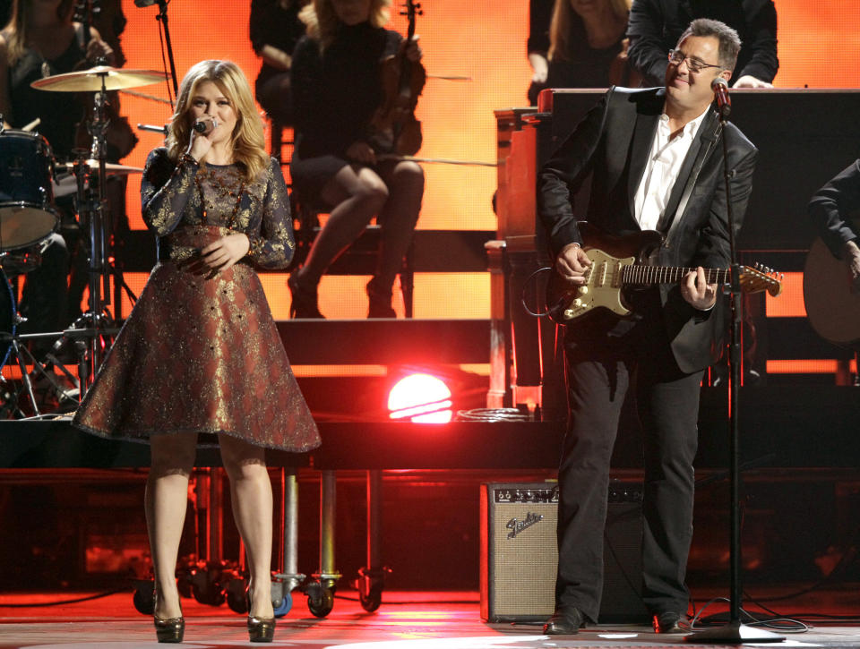 Kelly Clarkson y Vince Gill cantando en los Country Music Awards en Nashville, Tenn. (Photo by Wade Payne/Invision/AP)