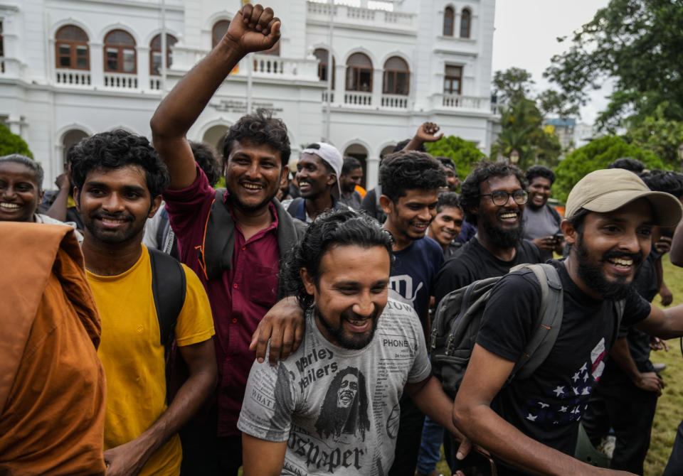 Manifestantes vitorean al salir del edificio de oficinas del primer ministro Ranil Wickremesinghe el jueves 14 de julio de 2022, en Colombo, Sri Lanka. (AP Foto/Rafiq Maqbool)
