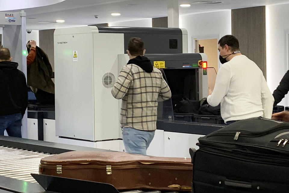 Passagiere gehen neben den Nuctech-Sicherheitsscannern im Brüsseler Eurostar-Zugterminal. - Copyright: picture alliance