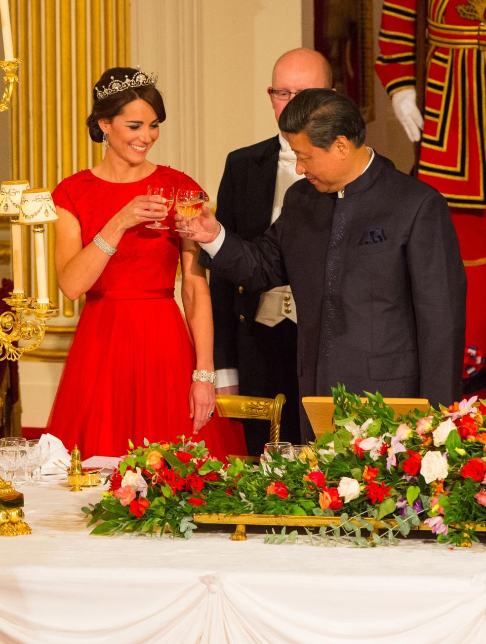 Como es su costumbre, Kate recicló este vestido de gala rojo de Jenny Packham que vistió para el banquete oficial al primer ministro chino en 2015. Getty