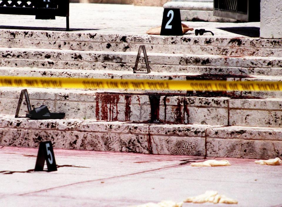 En esta foto de archivo del 15 de julio de 1997, la sangre, un zapato y unas gafas de sol estaban en la escena de la escalera de la mansión del diseñador de moda Gianni Versace en la que fue asesinado esa mañana por las balas de un asesino.