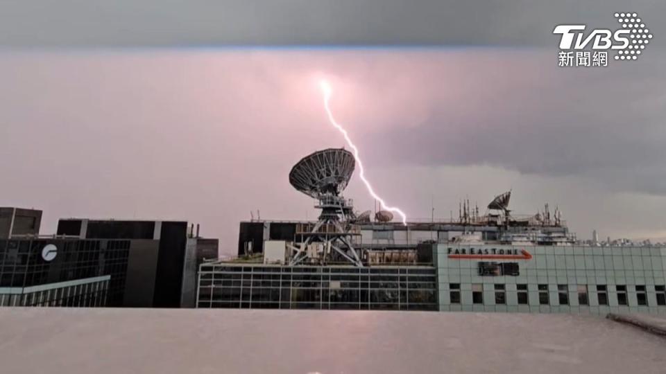 下午北部下起大雷雨。（圖／TVBS）