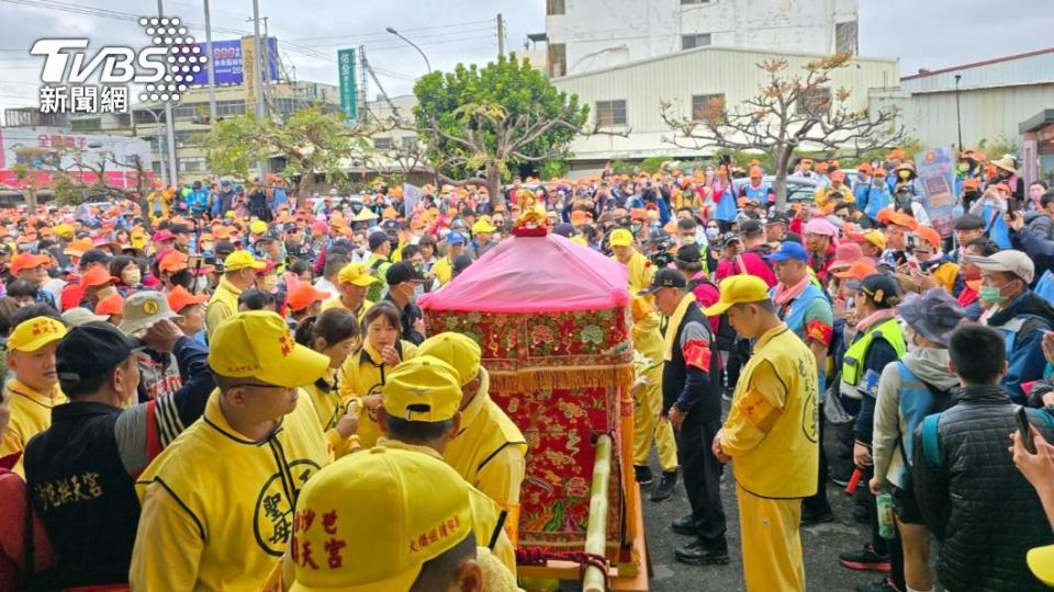 白沙屯媽祖進香路途中，有不少善心民眾會提供食物、飲料。（圖／陳祁攝）