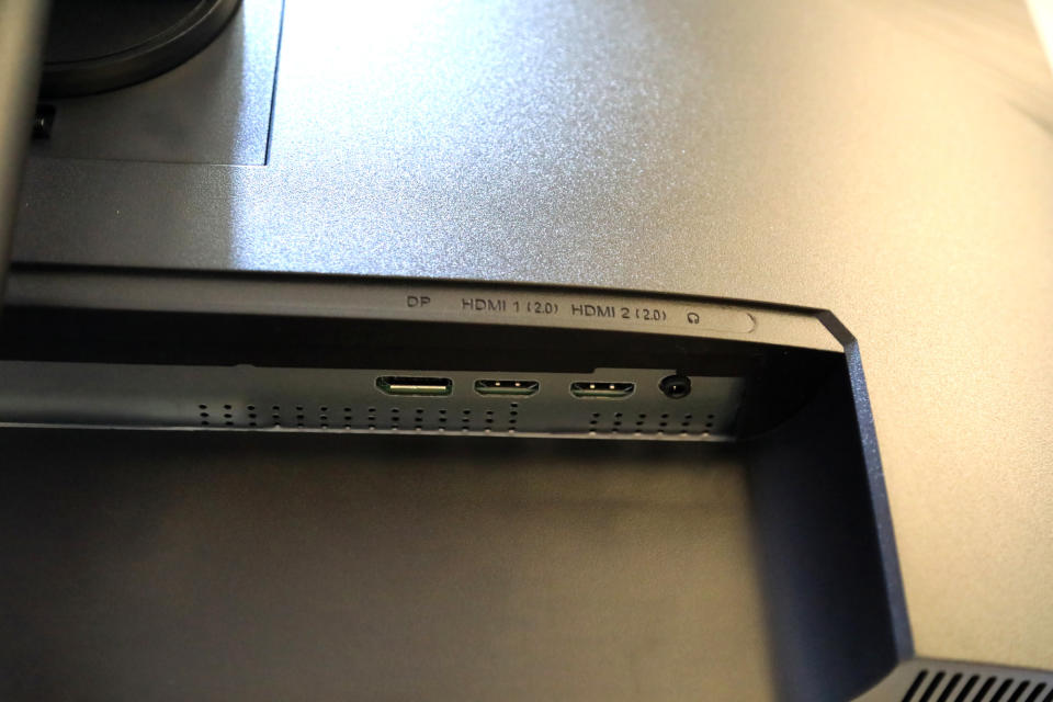 Nitro XV272U R3具備兩組HDMI、一組DisplayPort以及喇叭連接埠，滿足完整的遊戲顯示需求。