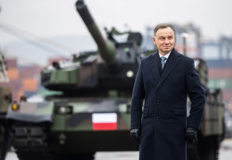 El presidente de Polonia, Andrzej Duda, recibe unos tanques K2 y obuses K9 surcoreanos el 6 de diciembre de 2022 en la terminal de contenedores Báltica de Gdynia (Mateusz Slodkowski)