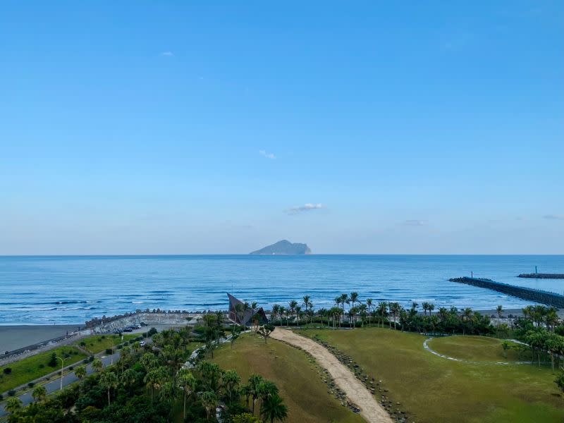 ▲賞鯨船意外見到龜山島龜首崩落。（圖／記者蕭涵云攝）