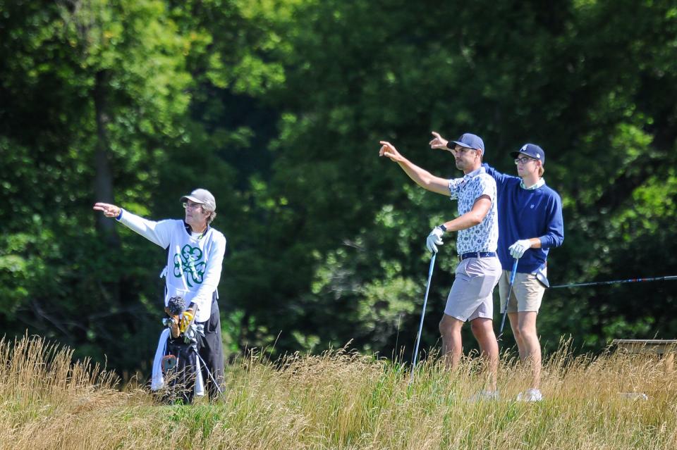 Brandon Cloete, su compañero de juego McCord Grice y un caddie observan el drive de Cloete en el hoyo 14 durante la primera ronda del 122º Campeonato Amateur del Estado de Wisconsin el lunes 17 de julio de 2023 en el campo de golf Erin Hills en la ciudad de Erin, Wisconsin.