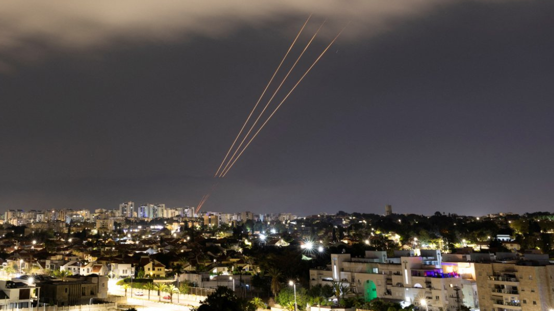 Israel recurrió a su potente sistema antimisiles para repeler el ataque. (BBC)