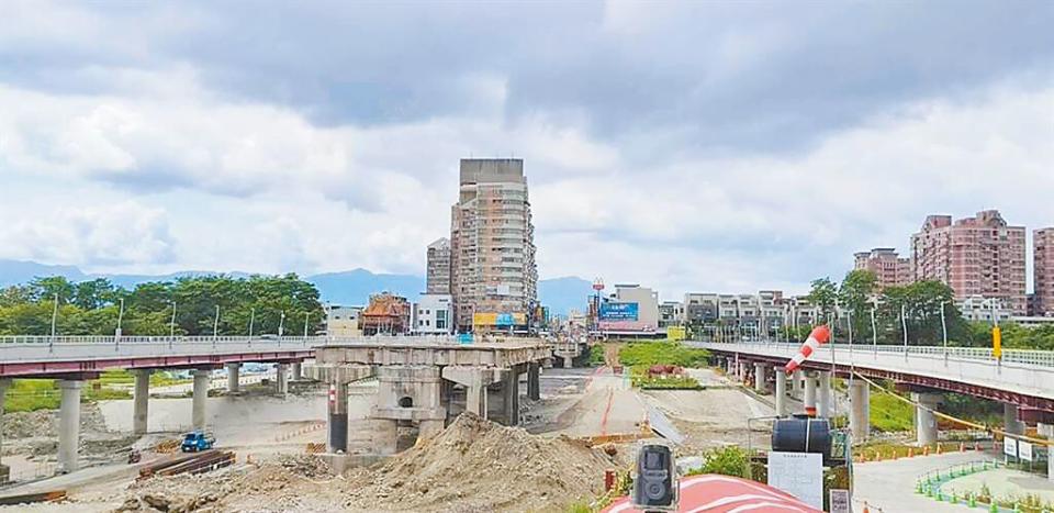 嘉義市軍輝橋（中間）改建工程預計今年10月通車，兩側臨時便橋也將於年底拆除。（本報資料照）