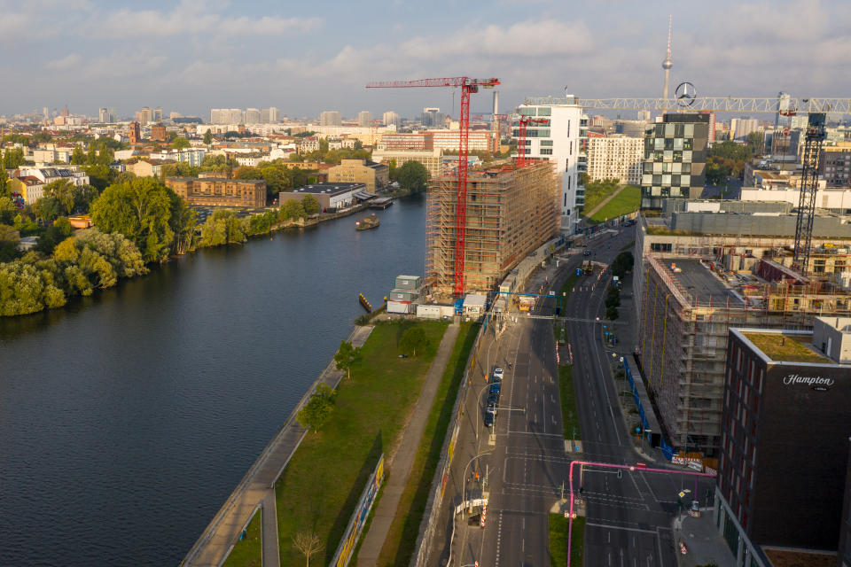 Desde el año 2015 Alemania tiene una ley de control del alquiler que limita las subidas de precio al 10% de la media del barrio. Además, en ciudades como Berlín, donde la gran mayoría de habitantes vive de alquiler, en 2019 se aprobó la congelación de precios durante los próximos cinco años. (Photo by Christian Ender/Getty Images)