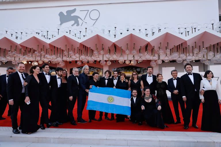 El festejo de la delegación argentina en la alfombra roja de Venecia, hace una semana. ¿Se repetirá la escena este sábado durante la premiación? 