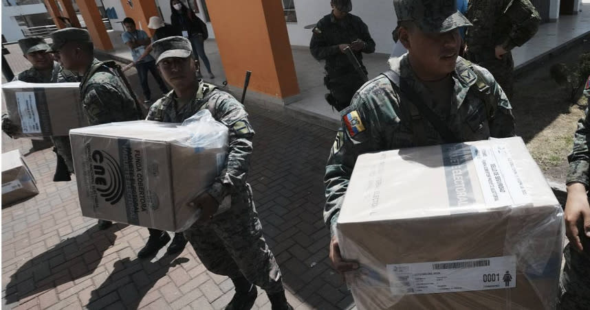 厄瓜多軍人在選前於投票站布置選舉相關物品。（圖／達志／美聯社）