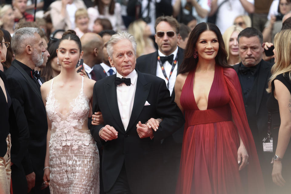 Catherine Zeta-Jones, Michael Douglas y su hija Carys Zeta en Cannes. (Photo by Mike Marsland/WireImage)
