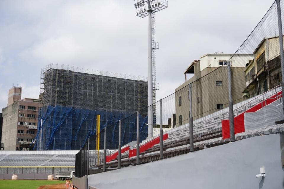 《圖說》新竹市立棒球場觀眾席的護欄設置太低，界外球平飛時容易影響球迷安全。（圖／鄭正鈐立委辦公室提供）