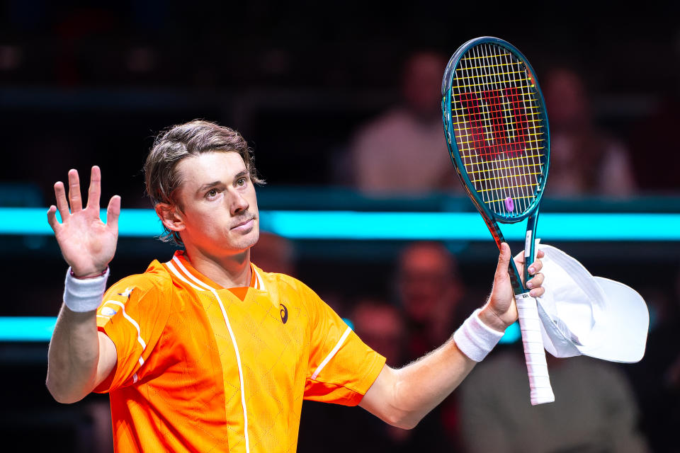 Alex de Minaur thanks the crowd.