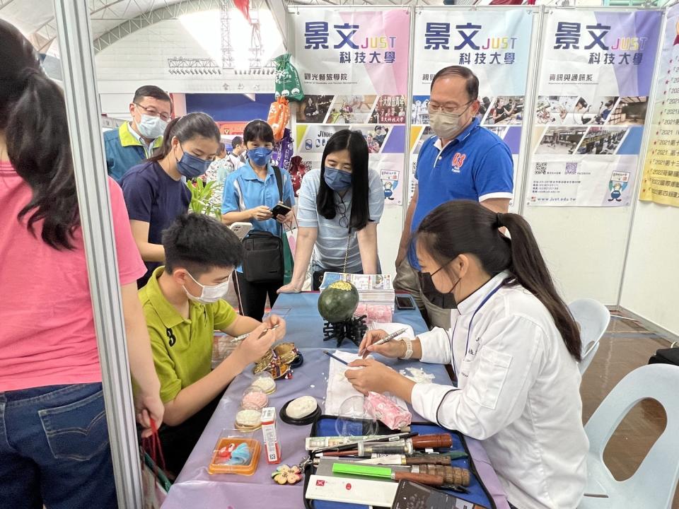 台灣學生親自示範及教學蔬果雕刻及鹽雕，讓現場同學體驗享受手作樂趣。   圖：醒吾科大提供